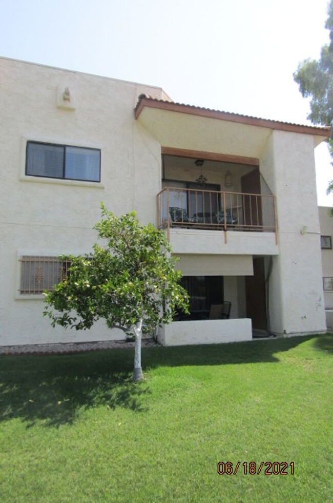 Building Photo - 2 bed 2 bath condo on Golf Course.