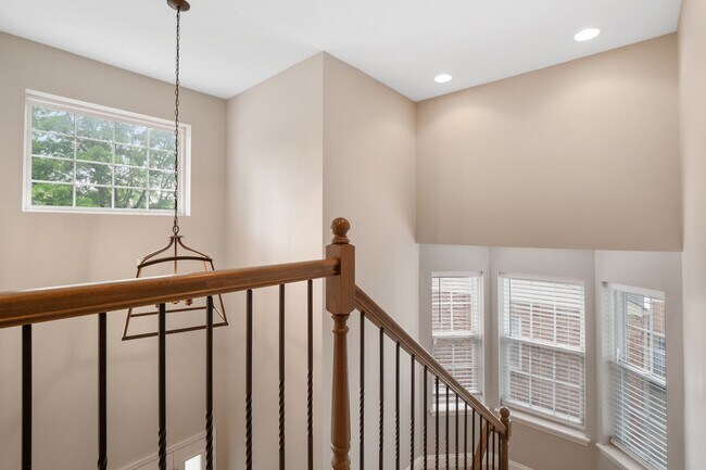 Building Photo - Stunning 4-bedroom, 2.5-bathroom rental of...