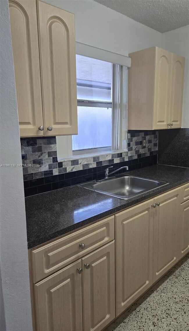 Building Photo - 142 SW 18th Ave