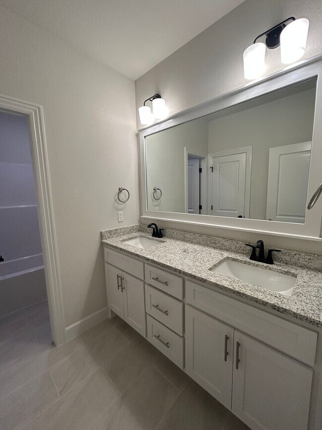 Building Photo - Beautiful Modern Home in Pea Ridge!