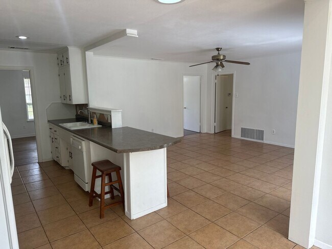 Building Photo - 2213 Suanne Dr