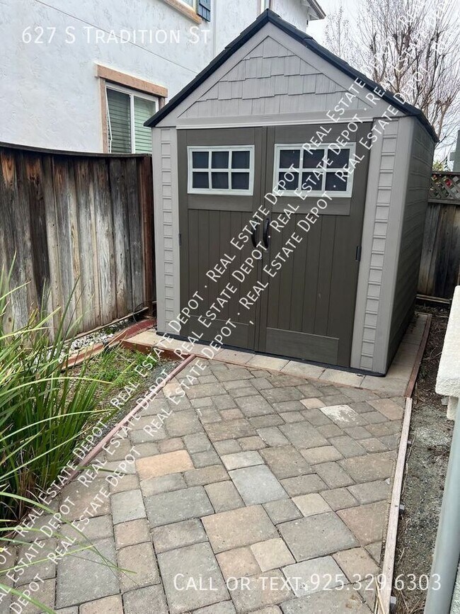 Building Photo - 627 Tradition St