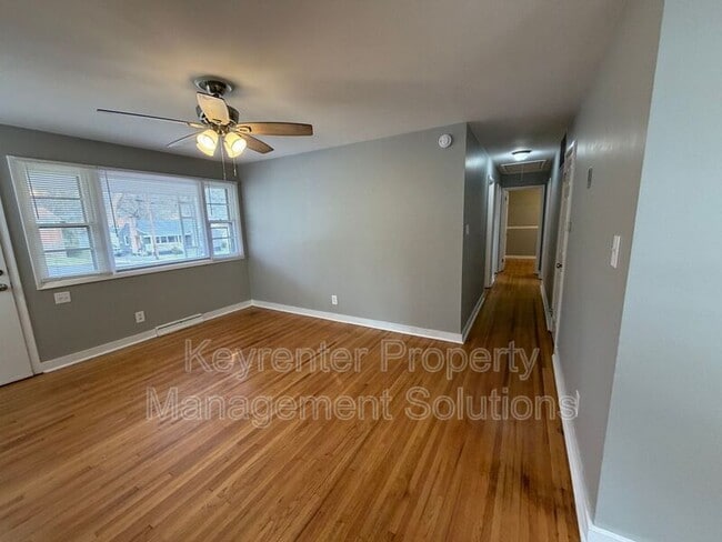 Building Photo - 221 River Rd