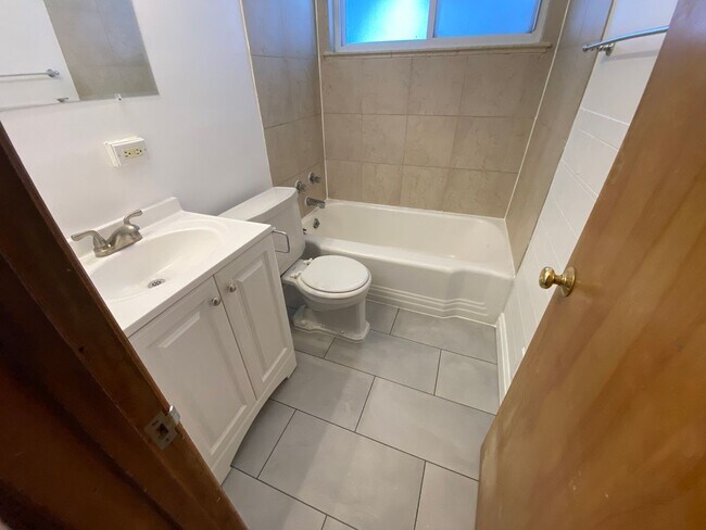 Building Photo - Simply Adorable Two Bedroom Apartment right near Denver University