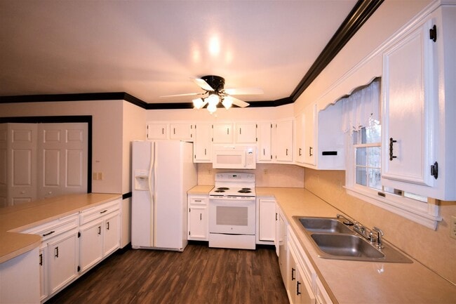 Building Photo - Brick Townhome in Park Forest!