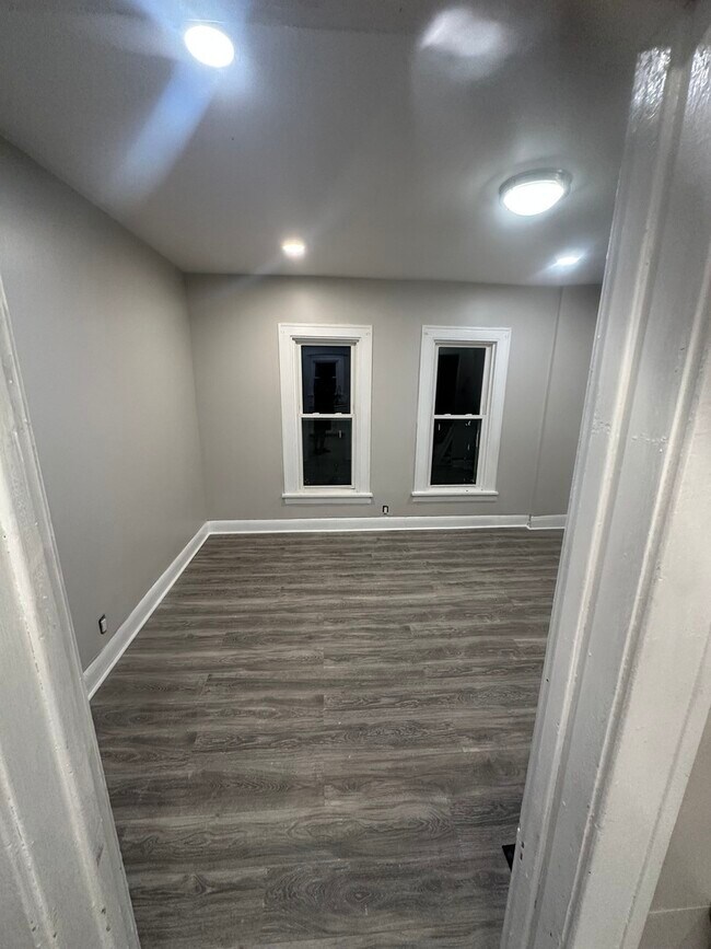 Building Photo - 746 N Schuyler Ave