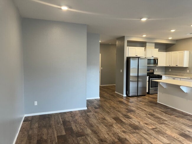 Building Photo - 4 bedroom 2.5 bathroom almost-new house in...