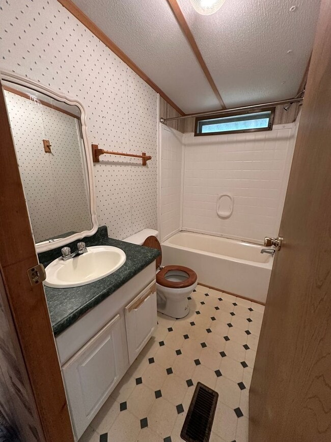 Building Photo - Large 3 bedroom, 2 bath mobile home, $1000...