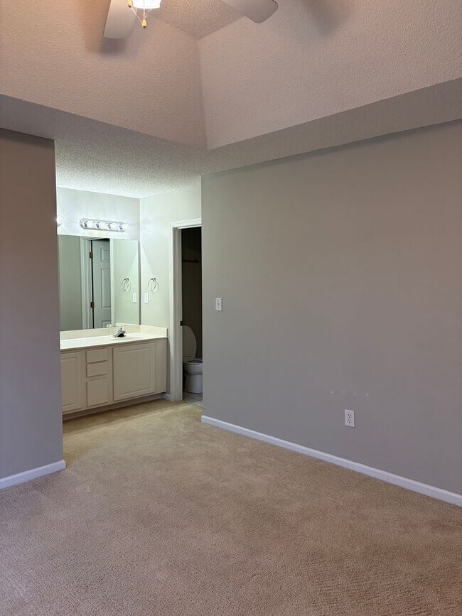 Building Photo - Charming 3 Bed 2 Bath in a gated community!!