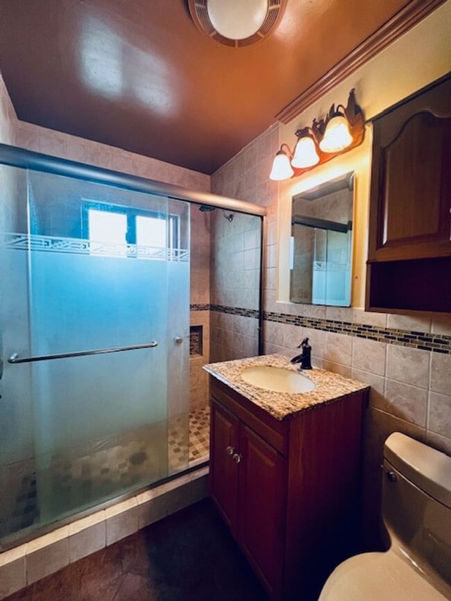 Building Photo - Spacious 2 bedroom 1 bath house for rent with large Garage & off st. parking