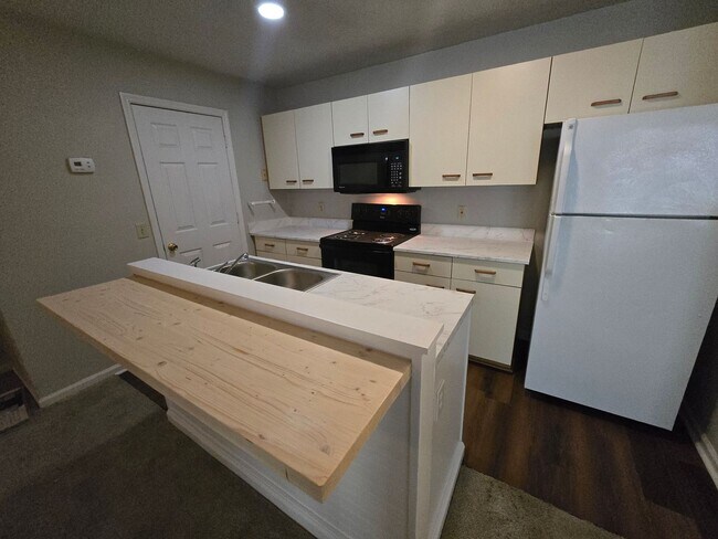 Building Photo - 6821 Willowbrook Dr