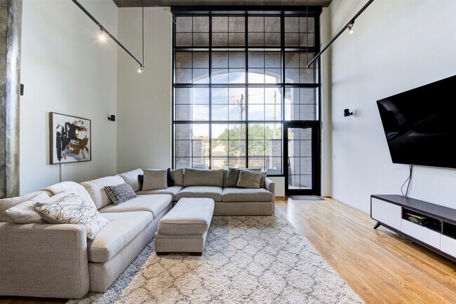 Building Photo - 1005 S Shepherd Dr