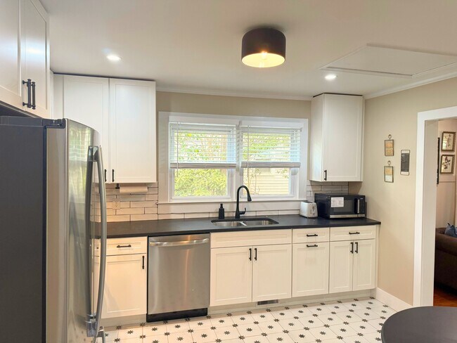 Building Photo - 11 Brooks Ave