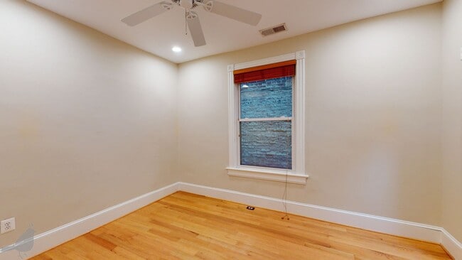 Building Photo - Renovated 2 Bedroom 2 Bath in Columbia Hei...