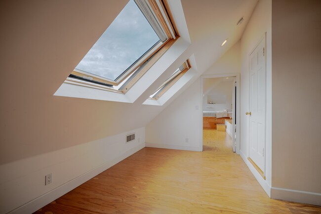 Building Photo - 1321 Hayworth Ave