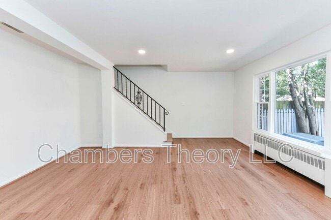 Building Photo - 3016 Mt Vernon Ave