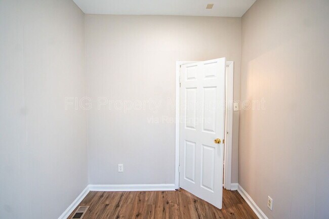 Building Photo - 1138 Valley Dr SW