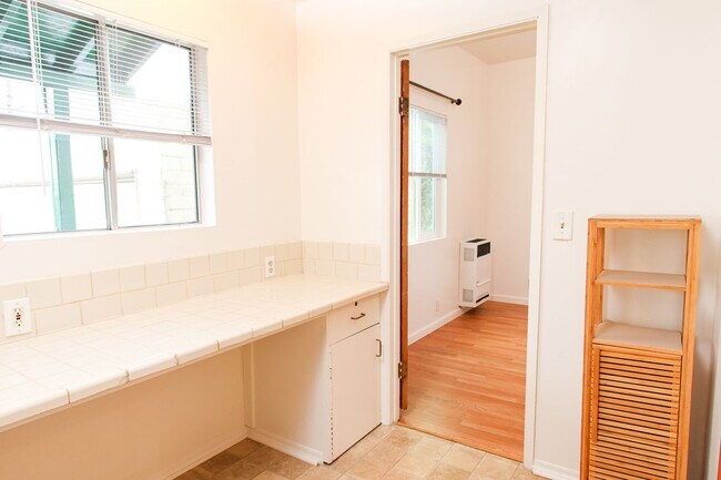Building Photo - Large Studio in Glendale