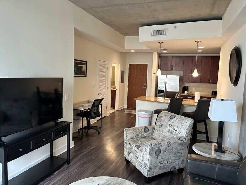 Building Photo - 400 S Tryon St