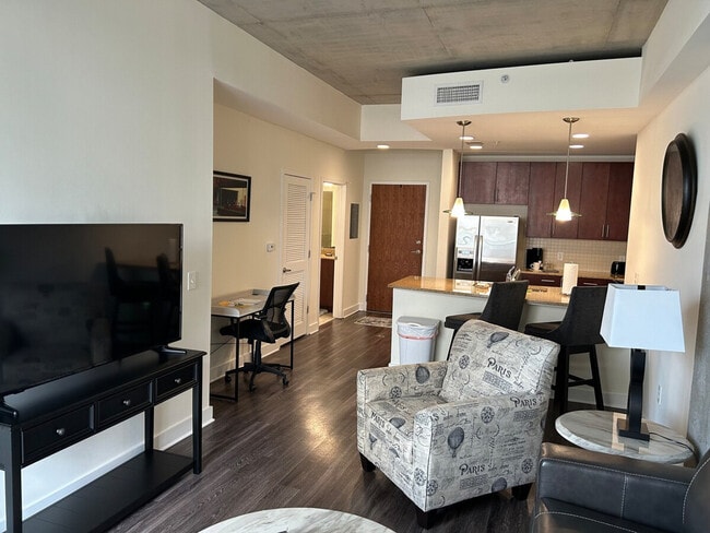 Building Photo - 400 S Tryon St