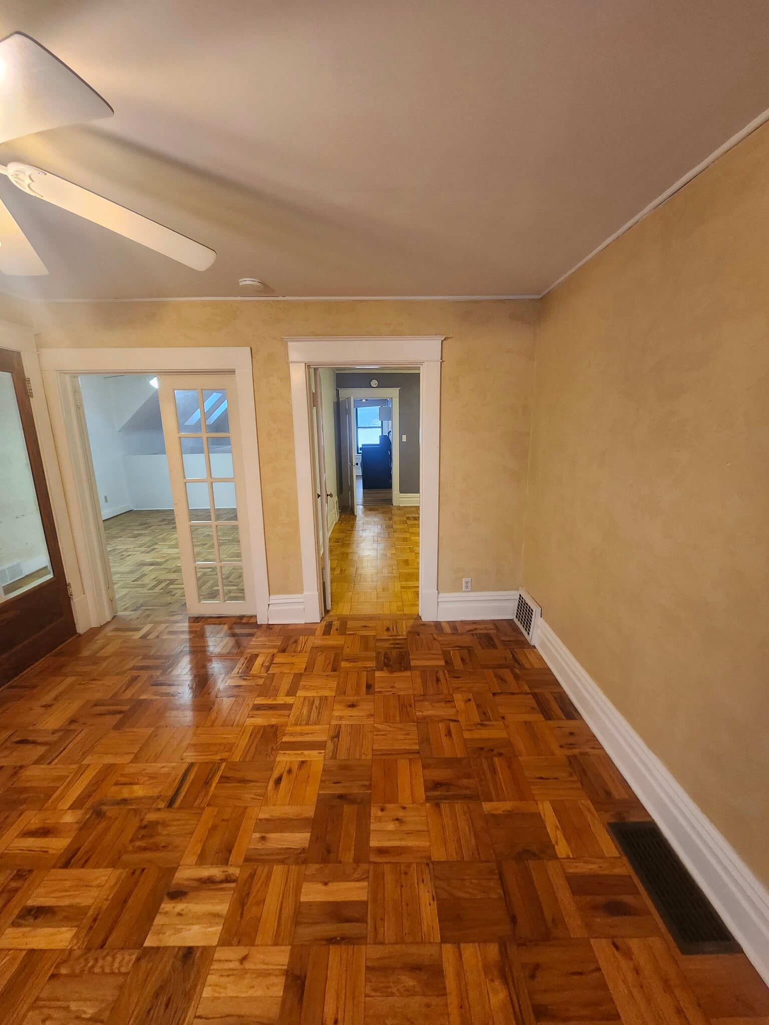 Building Photo - 796 Larpenteur Ave W