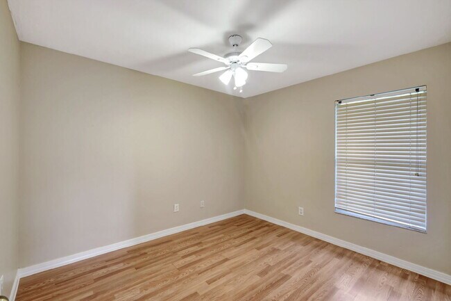 Building Photo - Stunning 3BR/2BA Home with 2-Car Garage & ...