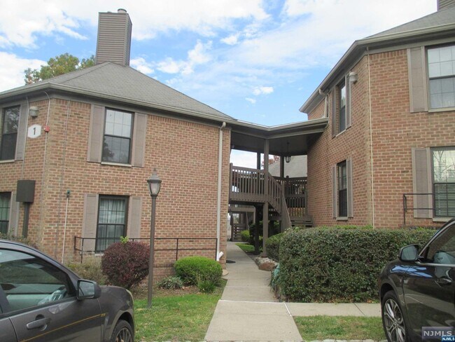 Building Photo - 181 Long Hill Rd