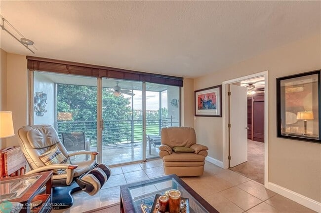 Building Photo - 3850 Oaks Clubhouse Dr