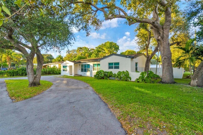 Building Photo - 695 NE 160th St