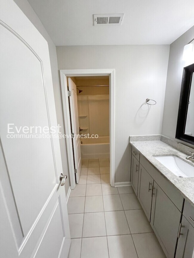 Building Photo - Charming Modern Home / 5 beds 3.5 baths / Garage attached / Fenced-Yard / Available now!
