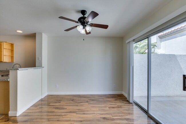 Building Photo - 3 Bedroom 2.5 Bathroom Townhouse in Henderson.