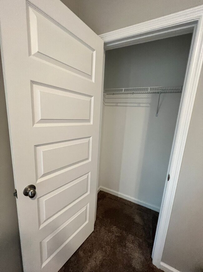 Building Photo - 3BR/2.5 BATH Townhome with Garage & Fenced...