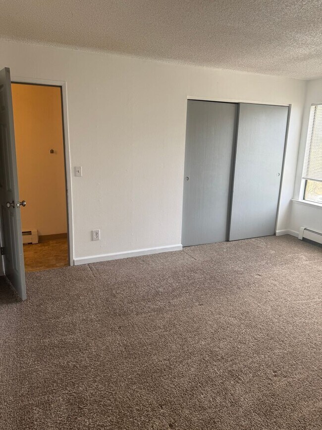 Building Photo - Spacious condo unit in East Anchorage