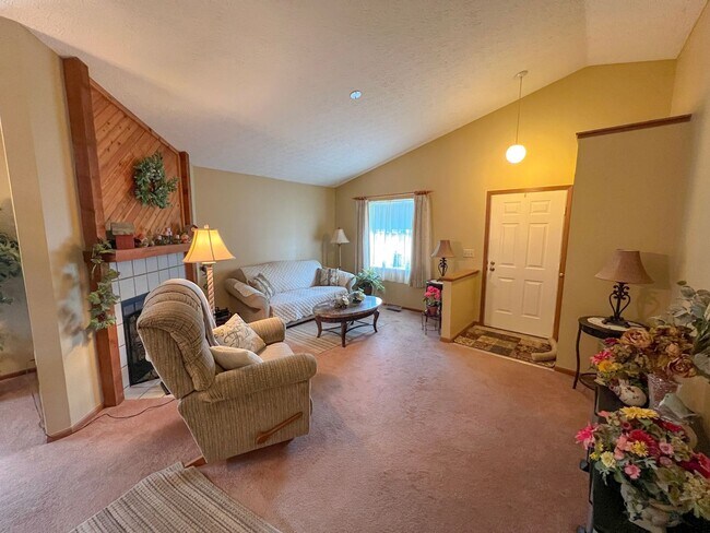 Building Photo - Stunning Rental Home in Indian Creek - Rey...