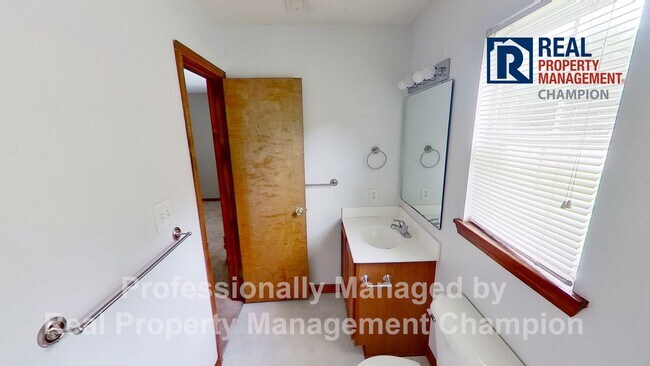 Building Photo - Charming home on Quiet Cul-de-Sac with Ful...