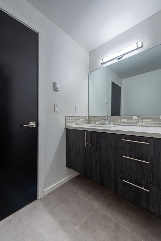 Building Photo - Modern New Construction Townhome | EV Park...