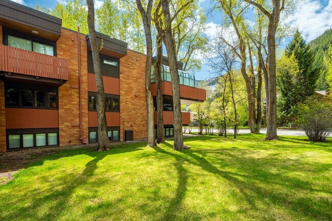 Building Photo - 400 W Hopkins Ave