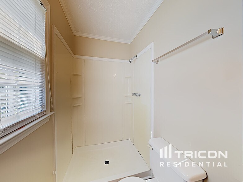 Building Photo - 414 Breezy Dr SW