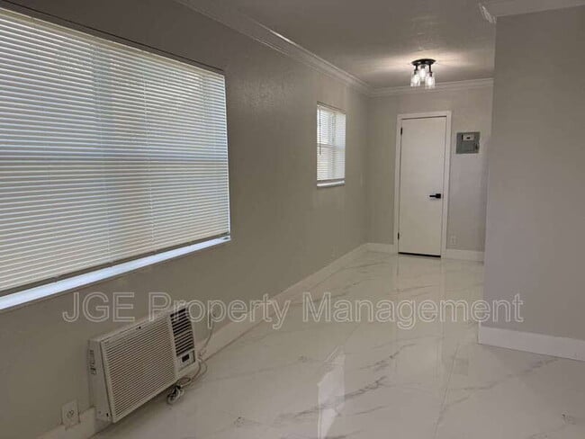 Building Photo - 3128 SW 12th Pl