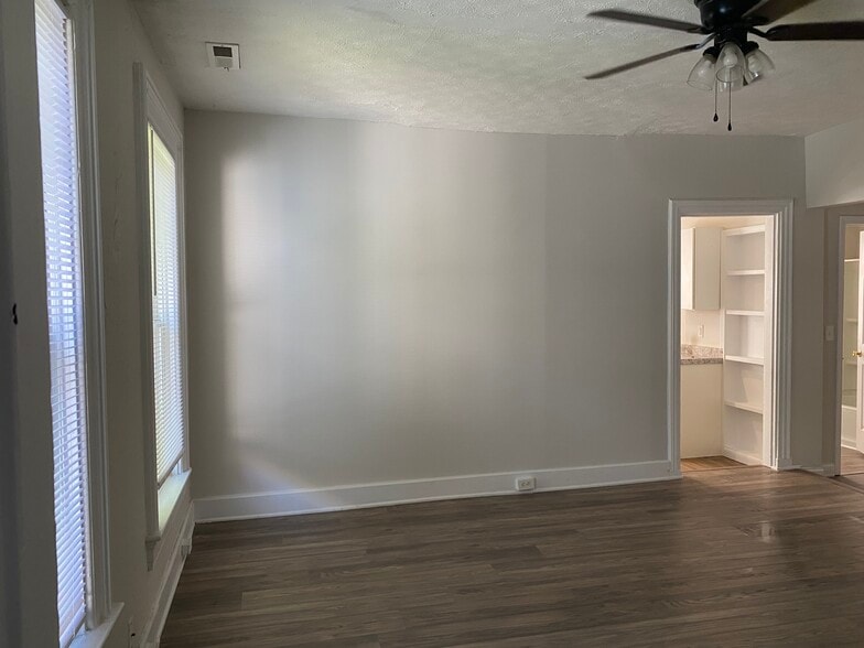 Living room - 5220 Carthage Ave