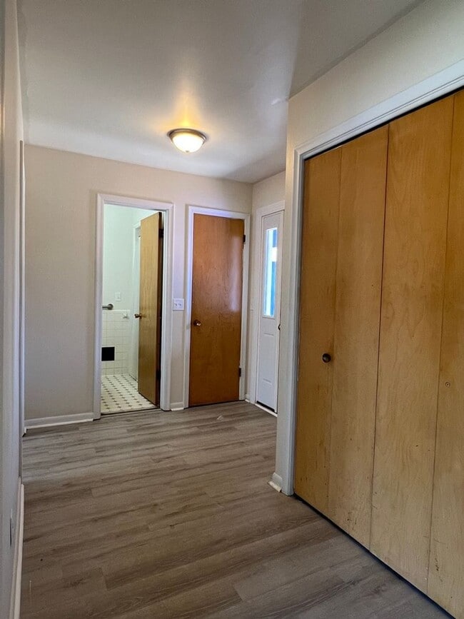 Building Photo - Spacious 2-BDR 2-BTH Duplex w/ Basement, G...
