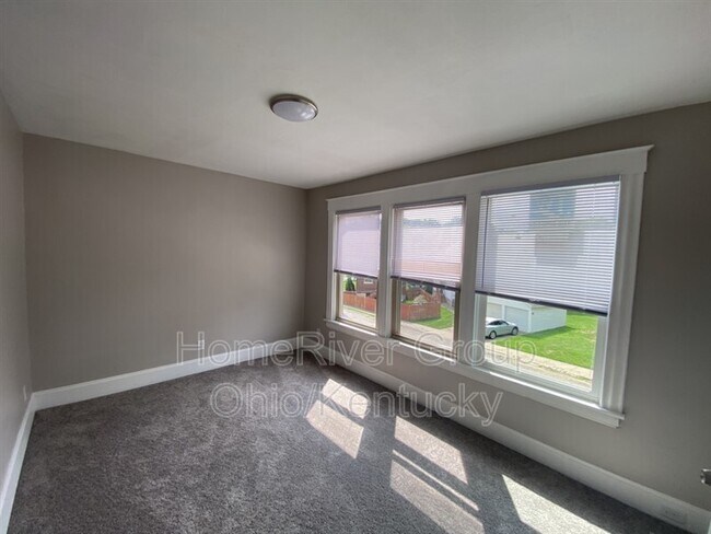 Building Photo - 1008 Lusitania Ave