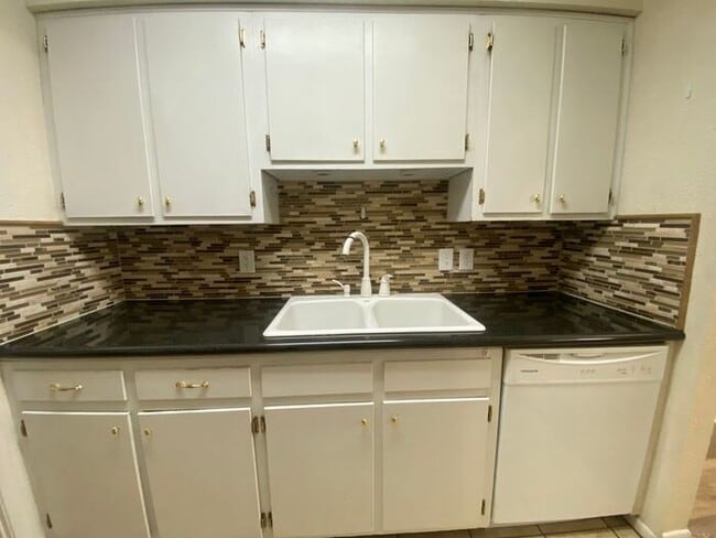 Building Photo - Wonderful Bellevue Condo in Creekside Meadows!