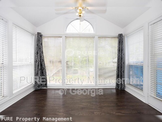 Building Photo - 2408 Country Park Dr