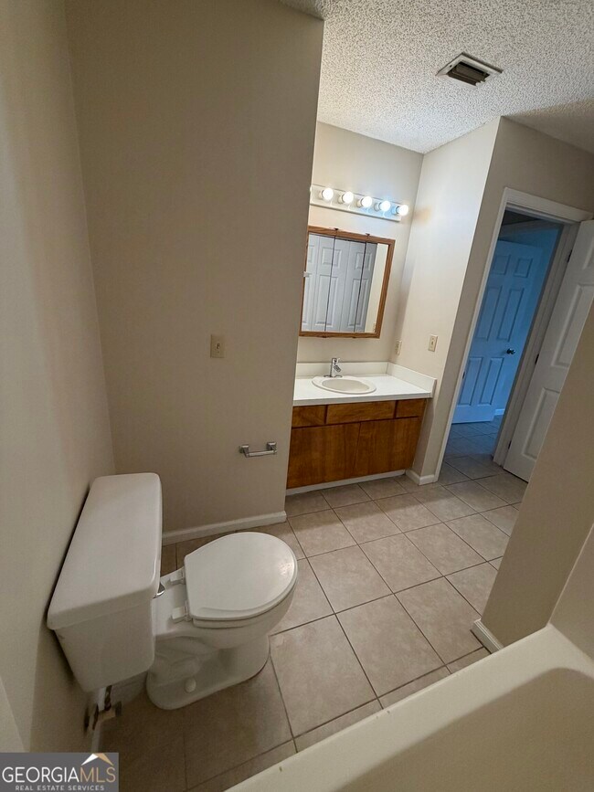 Building Photo - 414 Admiral's Walk Dr