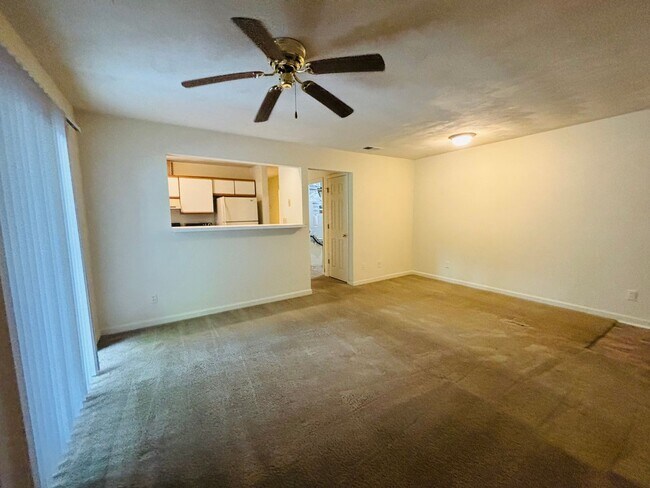Building Photo - 3 Bedroom 2 Bath Condo