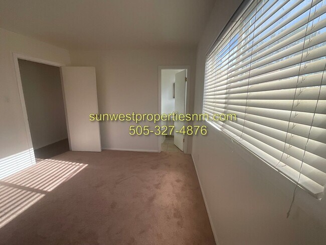 Building Photo - 3011 E Edgecliff Dr