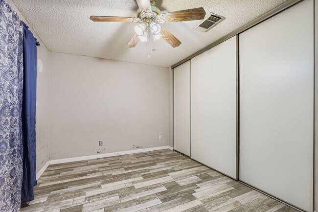 Building Photo - Stunning 3 bedroom home with Easy access t...
