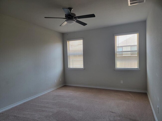 Building Photo - 208 Magna Ln