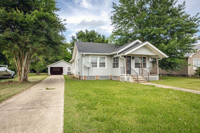 Building Photo - Cute 2 Bed 1 Bath in Pascagoula